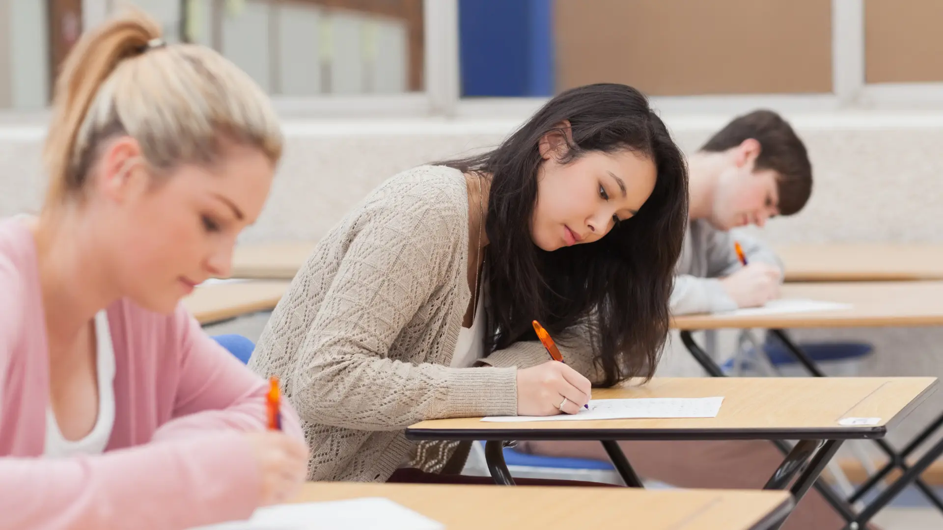 IELTS Listening Rehberi: Sadece Duymak Değil, Stratejik Dinlemeyi Öğrenin