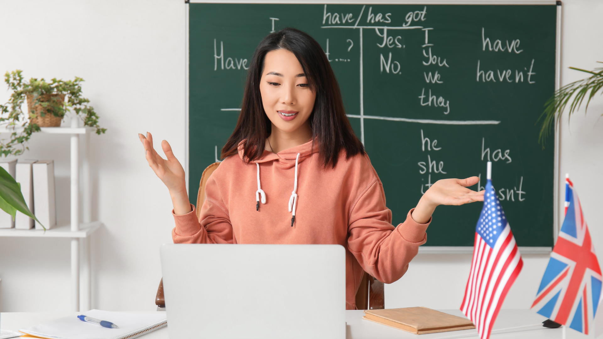 Un profesor dando una clase de inglés online.