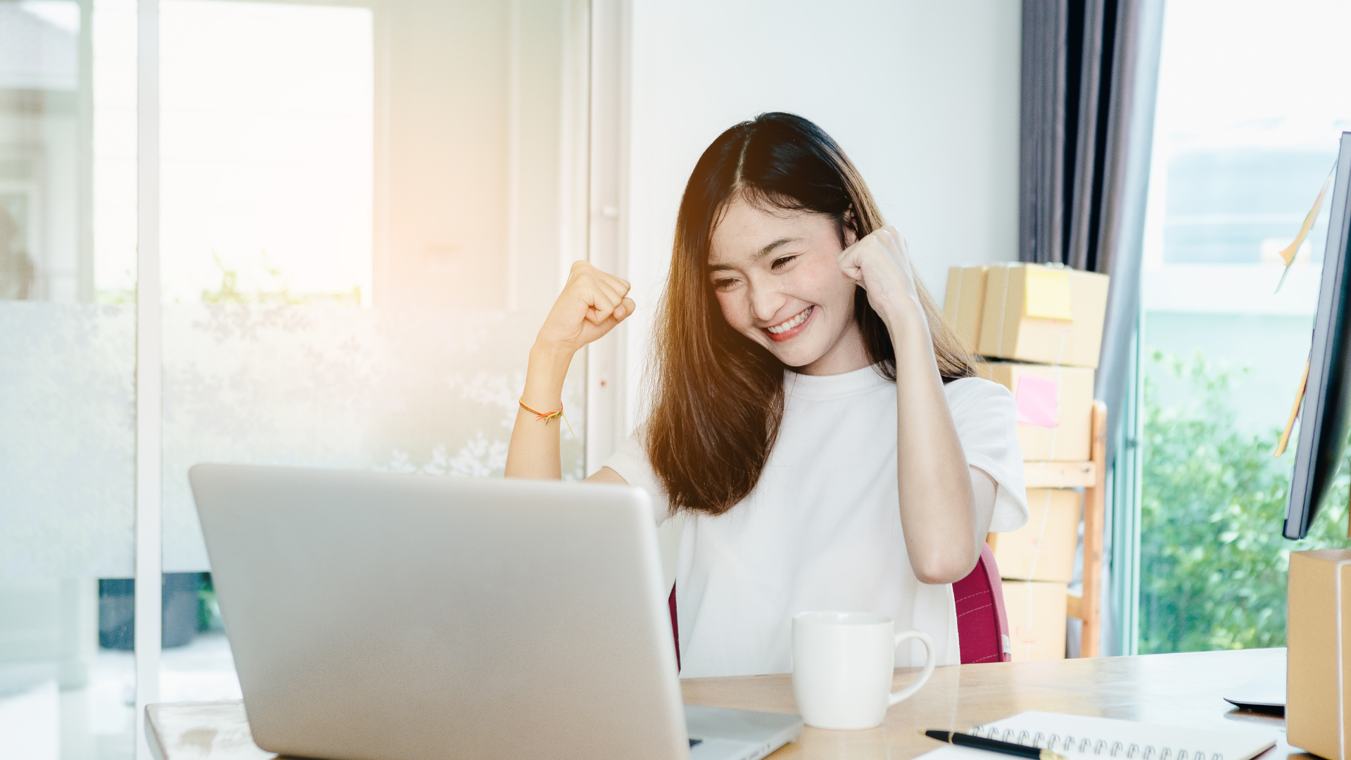 Hedefine uygun İngilizce eğitmenini seçerek online derste öğrenme sürecinden memnun kalan öğrenci.